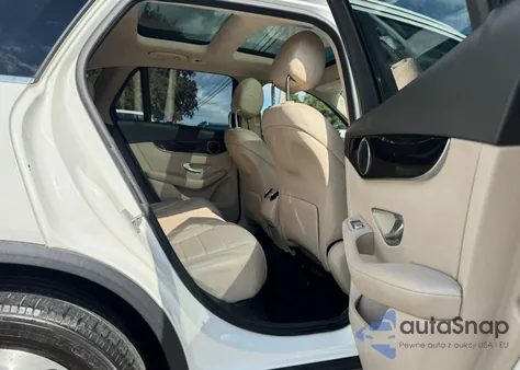 2016 Mercedes-Benz Glc 300 z USA, uszkodzony, nr VIN WDC0G4JB6GF040281